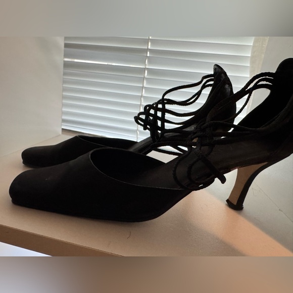 Elegant Black Women's Shoes - Picture 2 of 4